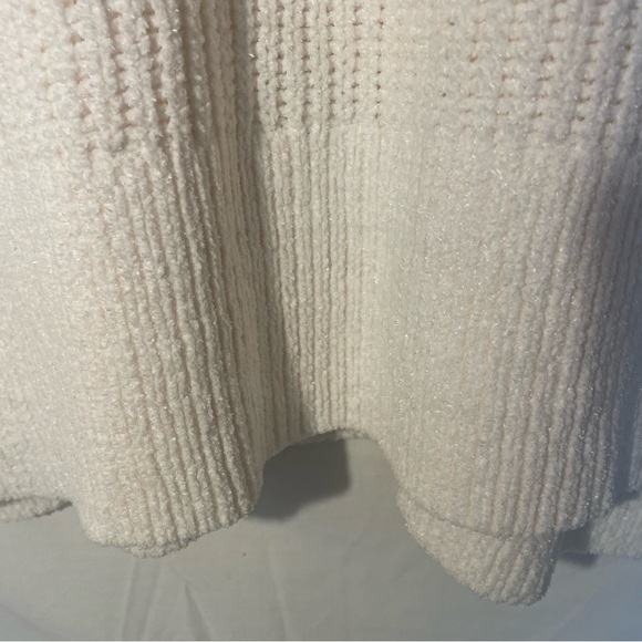SO White V-Neck Sweater long sleeve size medium very soft - Picture 5 of 7